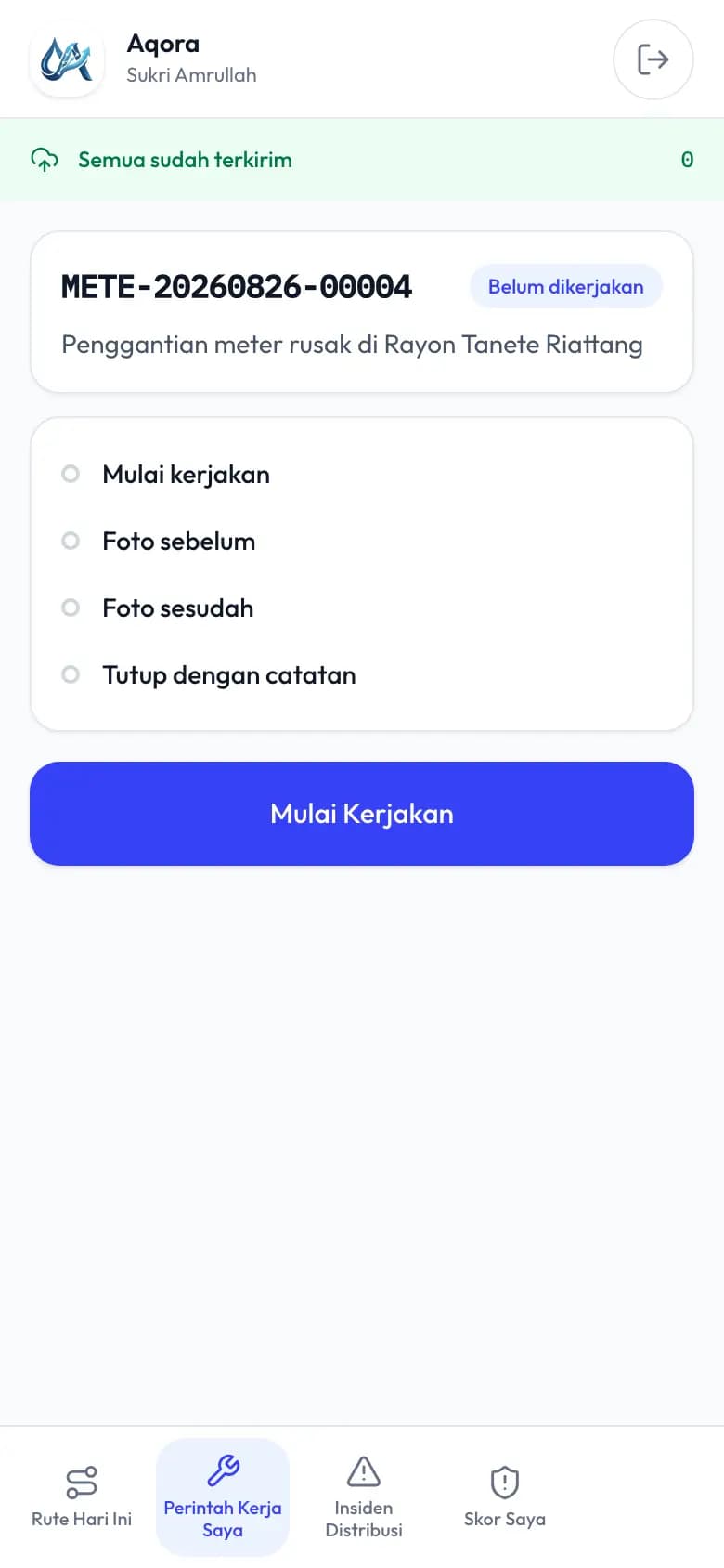 Rincian satu perintah kerja di ponsel teknisi, dengan tombol mulai dan tutup pekerjaan.